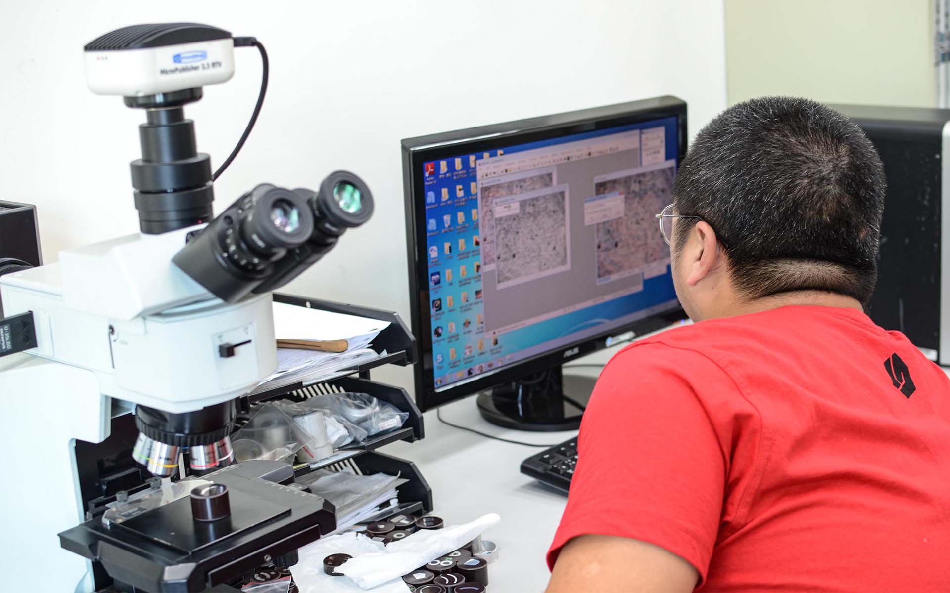 Bis hin zur Prüfung des Metallgefüges, werden LEVELNINE Teile in der Produktion überwacht.