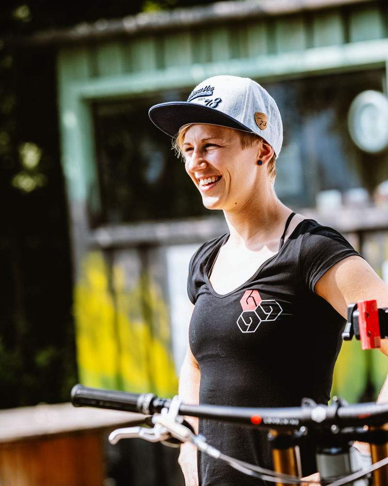 Nina Hoffmann konnte mit LEVELNINE Produkten im Downhill-Rennsport Geschichte schreiben und den ersten World Cup Sieg ihrer Karriere einfahren.